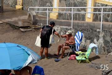 El Ayuntamiento impulsa una nueva campaña de concienciación medioambiental en las playas del municipio (Foto TA)